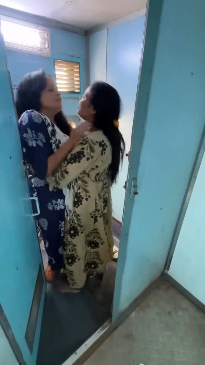बिना दरवाजा बंद किये भाभी जी को ऐसा तो बिल्कुल भी नही करना चाहिये था 😉🤷