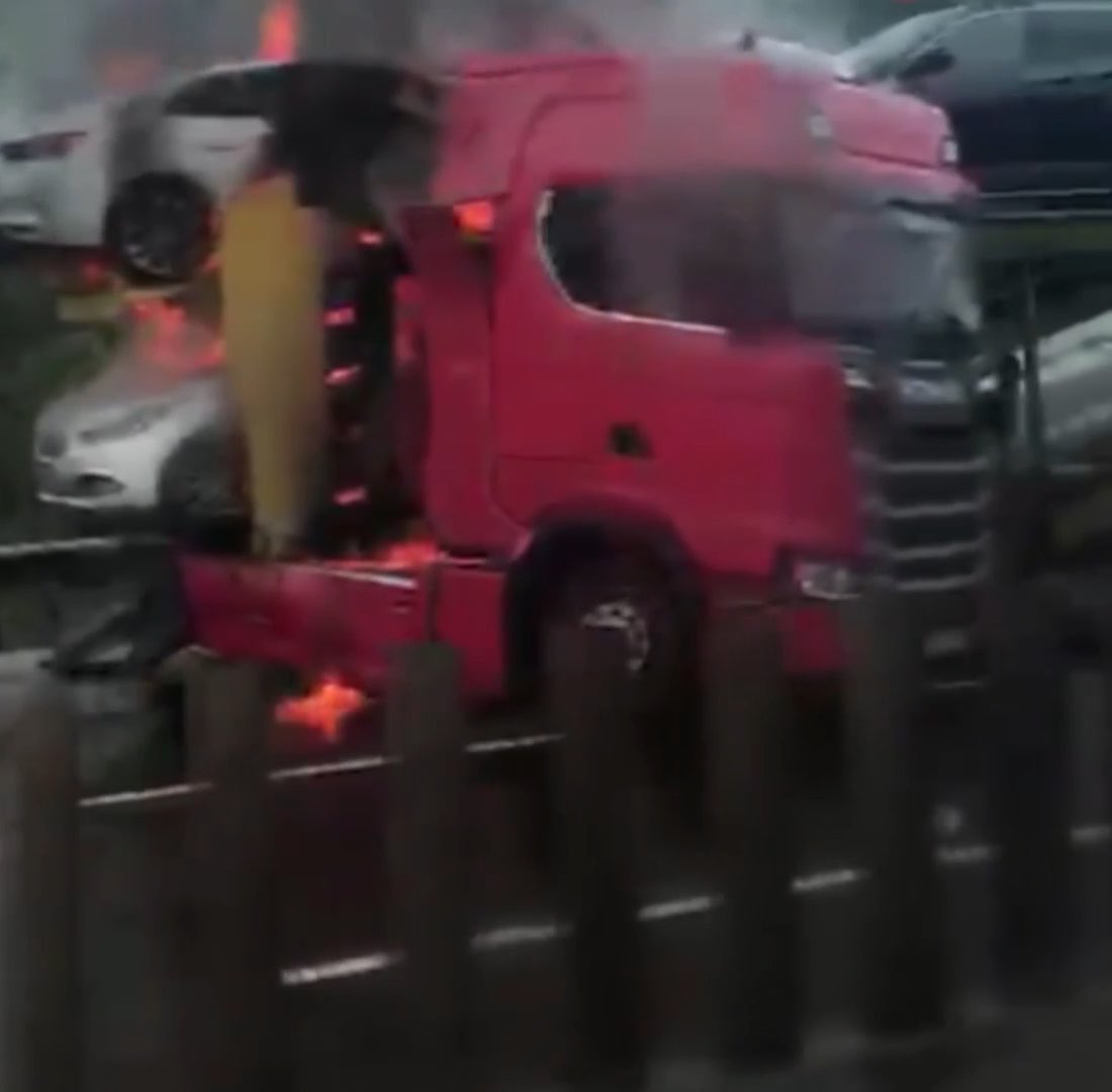 Mersin'de otoyolda otomobil taşıyan tırda çıkan yangında otomobiller alevlere teslim oldu.
