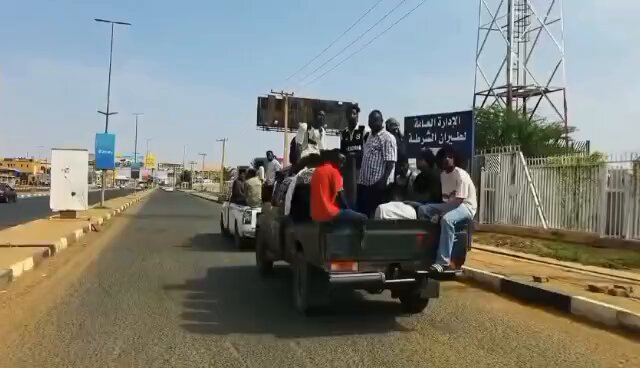 تشيع الشهيد باذن الله حمد النيل حدق عضو الهيئة القيادية بغاضبون بلا حدود نسال الله الرحمه والمغفرة له وأن يربط علي قلوب أهله ورفاقه وأنا لله وأنا إليه راجعون آصدق التعازي للرفاق بغاضبون بلا حدود ولاسرة المناضل حمد النيل وكل الشعب السوداني في الجنة أم نعيم يارب