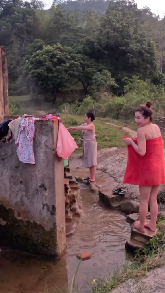 Cận cảnh tắm suối nước nóng ở Lào Cai, Khung cảnh đẹp quá mong một lần tới đây.