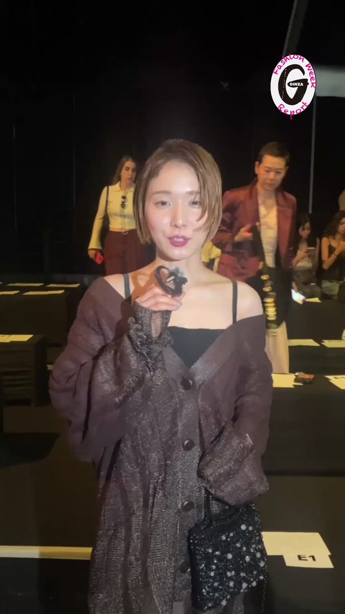 〈ANTEPRIMA〉2027年春夏コレクションのショー会場で #松岡茉優 さんをキャッチ。今日のスタイリングで聴きたい一曲を教えてくれました。 松岡茉優マネージャーアカウント #ANTEPRIMASS27