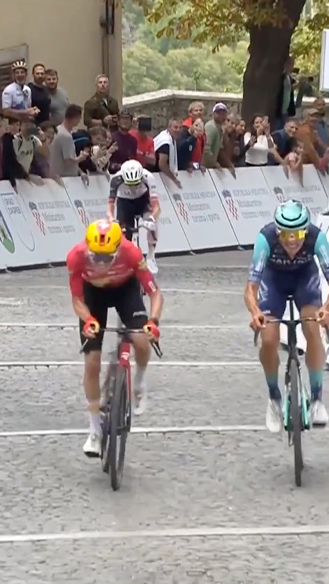INCREDIBLE FINALE! 🔥 22 year-old Tobias Svarre beats Antonio Tiberi and Tim Wellens to claim the Queen Stage at the Cro Race! 🇩🇰👏