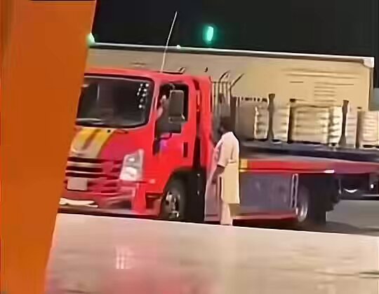 سعودي لف على باكستاني بالغلط والباكستاني نزل يهاوش السعودي والسعودي مروق واعتذر منه وتأسف ومافاد مع الباكستاني لين عزمه على العشاء طيبتنا وأخلاقنا فوق كل شيء!❤️