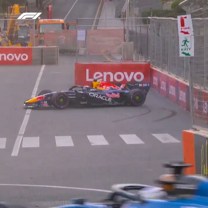 Max rejoins the track with a flourish! 🤩 #F1 #AzerbaijanGP Oracle Red Bull Racing