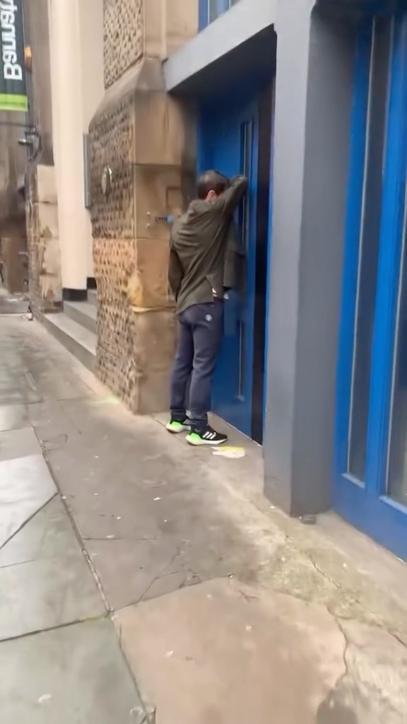 “What are you doing my friend?” 😂 Still an iconic video (via hsen_abdallah)
