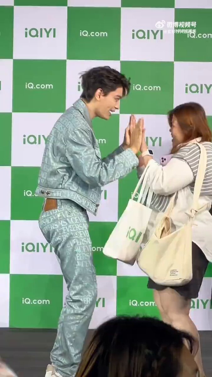 ไม่ได้เปิดเสียงดูคลิปเฉย ๆ แต่รู้ว่าที่ไทยแน่นอน เพราะแปะมือแล้วย่อเหมือนไหว้ย่อทุกคน 555555555555555555