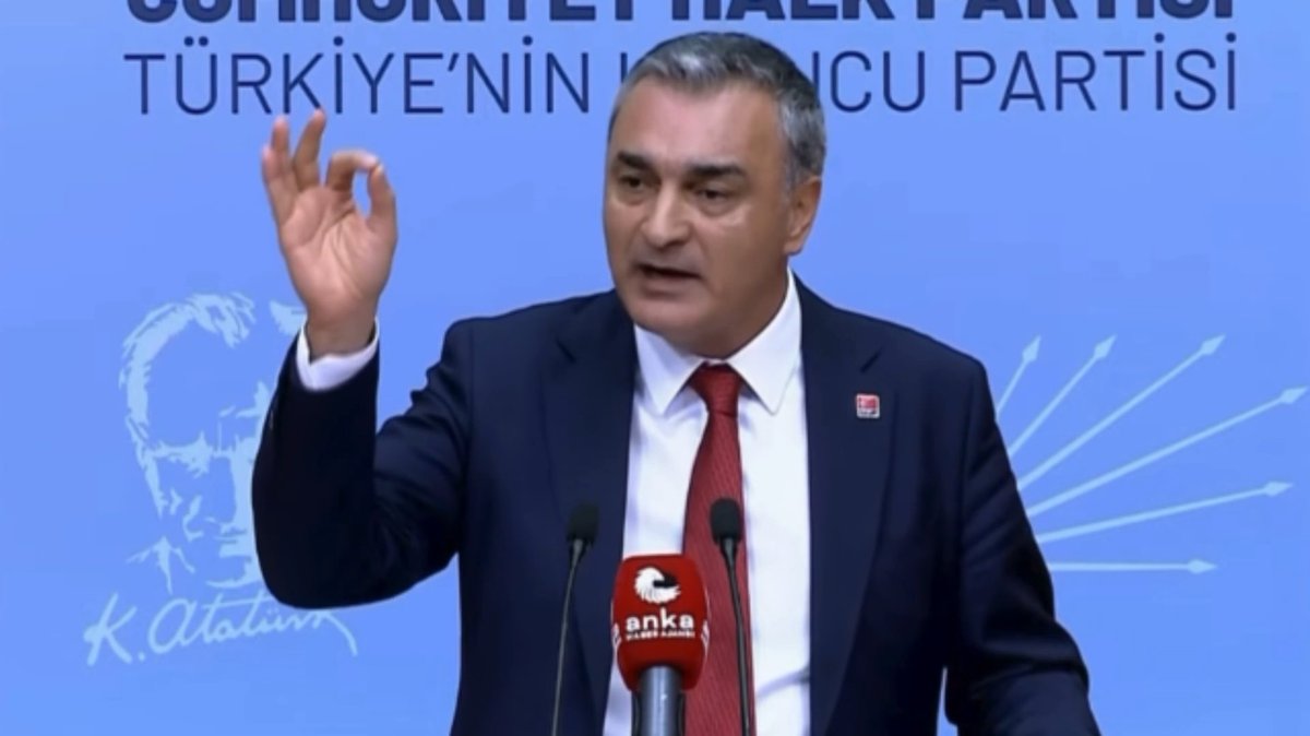 Müslim Sarı'dan Özgür Özel yönetimine sert çıkış: "Belirlediğiniz 39 belediye başkanı AKP'ye geçti. Buna ne diyeceksiniz? Bununla ilgili bir öz eleştiri yapmayacak mısınız? 'Bunların hepsini tek tek ben belirledim' diyorsunuz. 39 tanesinin AKP'ye geçmesinde utanmıyor musunuz? Sadece bu 39 belediye başkanına mı yükleyeceğiz suçu? Bunun siyaseten bir karşılığı, bir bedeli yok mu? Bu ne kibir, bu ne pişkinlik."
