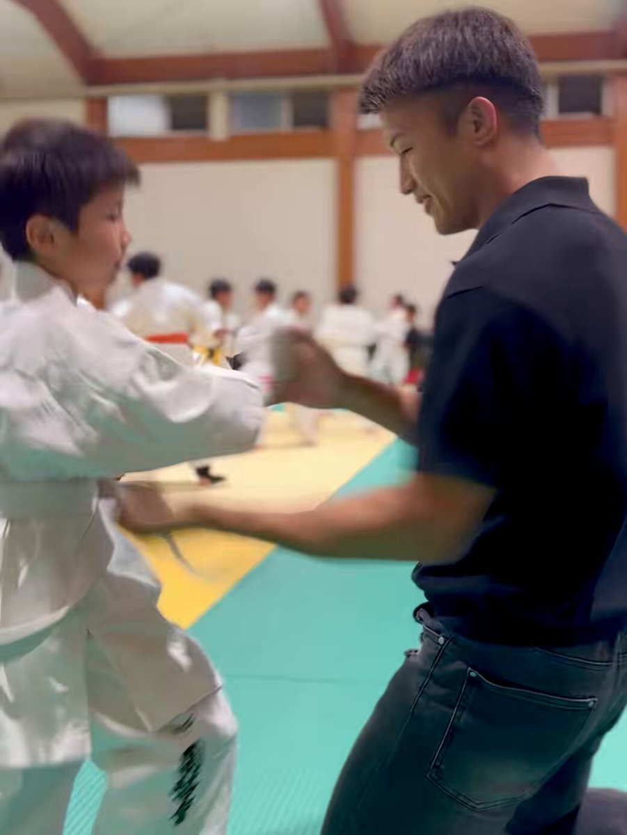 朝久道場じゃない白帯の子と🥋 楽しい時間を過ごしてきたばい😊 今時の子供達が失ってしまったものが ここにはあった💭 一生懸命な子供からは 大人も学ぶものがあるね👏 #1日1回方言ツイート