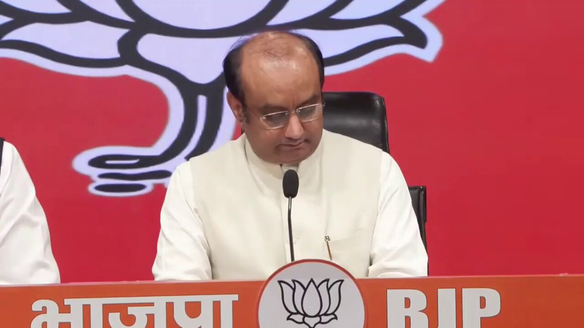 राहुल गांधी ने कहा कि anti-incumbency इस देश का established truth है और यह भाजपा के आने के बाद हुआ है। मुझे लगता है कि राजनीतिक दृष्टि से राहुल गांधी विवेक-शून्य और ज्ञान-शून्य हैं। उन्हें देश का राजनीतिक इतिहास ही नहीं पता। हाँ कांग्रेस के लिये ऐतिहासिक Anti incumbency रही है। - 1967 के बाद से तमिलनाडु में कांग्रेस कभी सत्ता में वापस नहीं लौटी। तब भारतीय जनता पार्टी का नाम तक नहीं था। - बंगाल में 1977 के बाद से कांग्रेस सत्ता में वापस नहीं लौटी, और 1977 से 2011 तक 34 वर्षों तक कम्युनिस्टों की सरकार रही, लेकिन राहुल गांधी को यह समझ में ही नहीं आता, दिखाई ही नहीं पड़ता। - बिहार में 1990 के बाद से कांग्रेस कभी सत्ता में नहीं रही। तीन बार लगातार लालू यादव की सरकार रही, लेकिन राहुल गांधी को इसका भी ज्ञान नहीं है। - 1989 के बाद से उत्तर प्रदेश में कांग्रेस की सरकार नहीं रही, लेकिन उन्हें इसका भी पता नहीं है। - 1999 के बाद से ओडिशा में कांग्रेस की सरकार नहीं रही, लेकिन यह भी उन्हें पता नहीं है। -त्रिपुरा में लगातार कम्युनिस्ट पार्टी की सरकार रही है, लेकिन उन्हें पता ही नहीं है। यही नहीं, एक जमाने में जब बूथ कैप्चरिंग होती थी, बैलेट बॉक्स लुटते थे, चुनावी हिंसा में लोग मारे जाते थे, तब कांग्रेस की भी लंबे समय तक सरकार रही है, लेकिन उन्हें इसका भी पता नहीं है। पूरा वीडियो देखें: