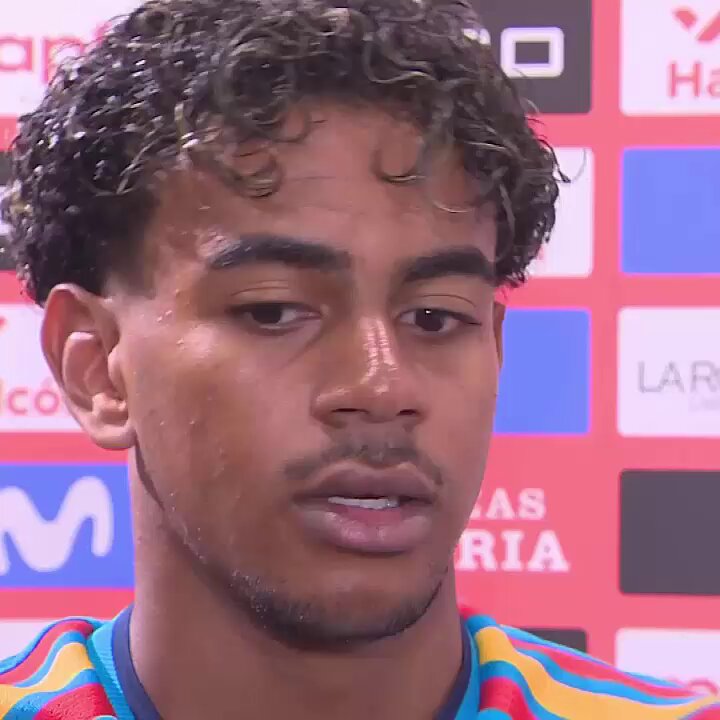 🗣️Lamine Yamal: “Creo que la gente pide algo y luego no lo quiere cuando lo consigue. Piden a los futbolistas que sean sinceros. Y cuando yo soy sincero, dicen: «Pero ¿cómo puede decir eso?» Pero al final, mi personalidad nunca cambiará.”
