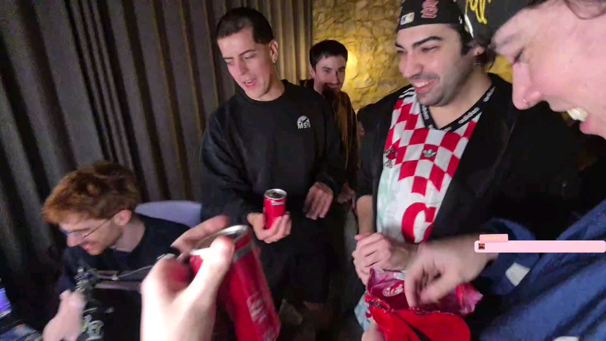 3 minutos de Spreen causando caos en la casa de las minitas 💀 me da mucha gracia como al inicio del clip las chicas le estaban gritando para que no se robe el pack de cokitas XDD Encima los hdp agarran desesperados como si no tomarán hace un mes