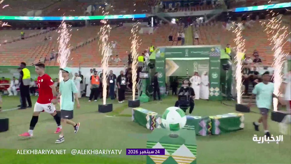 لحظة دخول لاعبي منتخبي الإمارات واليمن لأرضية الجوهرة . 🇾🇪🇦🇪🇦🇪