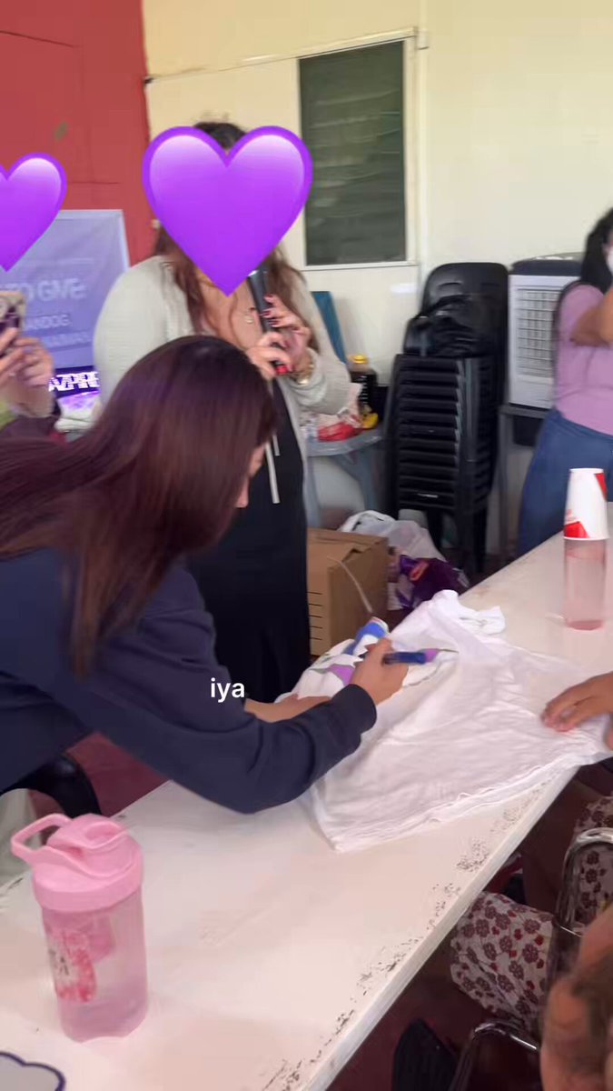 aza, you are so loved 🫀 az with lola aurora, who’s been watching aza in pbb and even brought her own shirt for az to sign 🥹 IM TOO SOFT FOR THIS