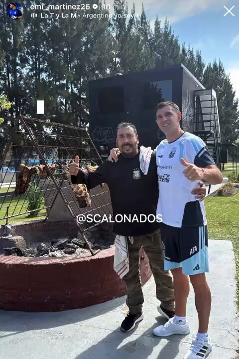 Kjjjj volvieron los videos del Dibu mostrando los asados que come la Selección Argentina “Y un poquito de limón para bajar las calorías” tira el tipo