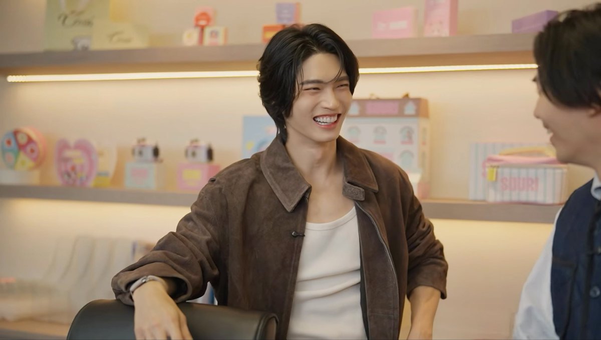น้องวินบอกว่าลูกค้าอยากคอลแลปกับ SOURI มีเมลมาทุกวัน ตอนนี้SOURIกับแบรนด์ที่คอลแลปไปแล้วประมาณ 80 แบรนด์ โอ้ยย เก่งๆๆๆ มากก 👏🏻