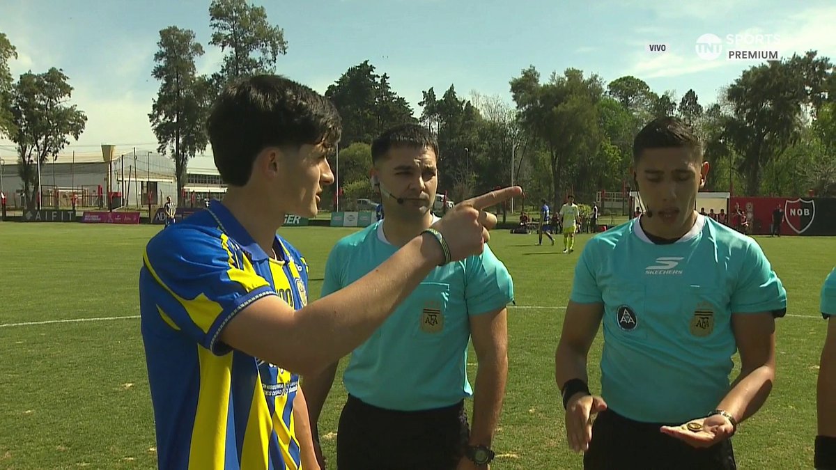 ¡SE CALENTÓ EN EL SORTEO! El cruce de capitanes en Rosario Central vs. Newell's #ProyeccionxTNTSports Viví el Torneo Clausura 2026 por TNT Sports y disfrutalo también en HBO Max. #Suscribite