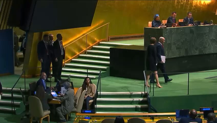 War criminal Benjamin Netanyahu speaking to an empty hall, again.