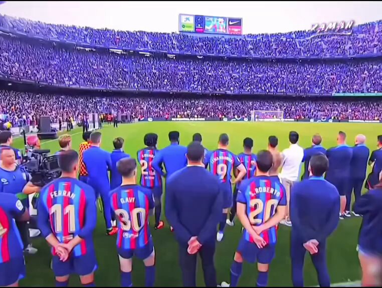 من الذاكرة: انهيار وبكاء مشجعي برشلونة لحظه عرض اهداف الأسطورة ليو ميسي بشاشه الملعب في وداعيه الكامب نو القديم 💔!!