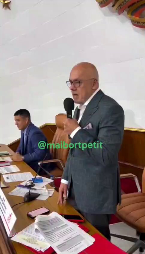 🇻🇪🔥 EL DISCURSO DE JORGE RODRÍGUEZ ENCENDIÓ PROTESTAS POR ELECCIONES Las declaraciones de Jorge Rodríguez generaron reacciones y protestas en distintos puntos de Venezuela, en medio de reclamos por elecciones. Frases como “muéranse de envidia” y “se les acaba el tiempo” quedaron entre las más comentadas de su discurso y encendieron la polémica en las calles y las redes sociales.