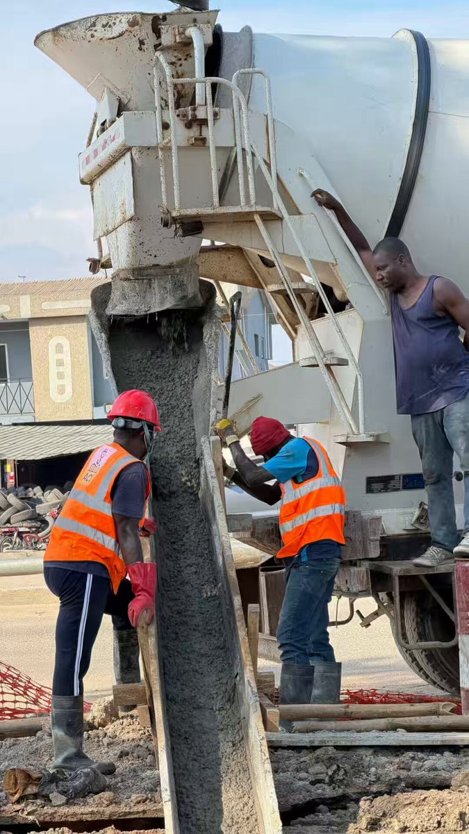 📍 DARKUMAN JUNCTION PROGRESS UPDATE From a cry for attention to action on the ground! 🚧🔥 On 3rd August, we showed you the devastating state of the drainage system at Darkuman Junction. It was a situation that needed attention and today, 24th September, we’re happy to show you that something is happening! 🙌🏾 The machines are on site. The work is ongoing. And slowly but surely, Darkuman Junction is getting the attention it deserves. 💪🏾 This is why we keep documenting what we see in our communities. Sometimes, highlighting a problem is the first step towards getting it fixed. Big appreciation to everyone who has played a role in getting the work started. ❤️ We’ll keep our eyes on the progress and keep you updated. Darkuman, we dey watch! 👀 One community. One voice. One step at a time. 🇬🇭🔥
