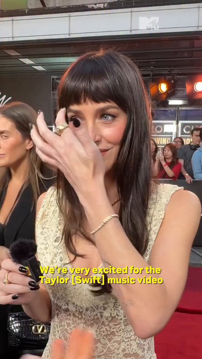 📽 | 24.09 | Dakota Johnson falou no red carpet de VERITY sobre estrelar no videoclipe de Taylor Swift: "Foi muito legal. Trabalhar com seus amigos é a coisa mais divertida de fazer no planeta porque nos conhecemos há muito tempo e respeitamos a mente criativa uma da outra e poder trabalhar ao lado dela, apoiar, ajudar e simplesmente ser a pessoa que ela diz o que fazer é maravilhoso." — mtvuk IG