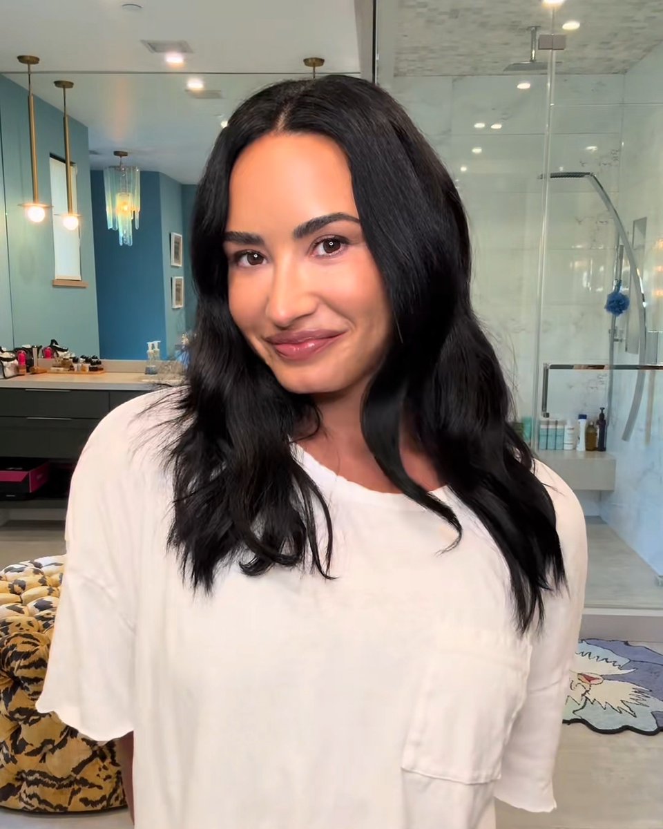 demi lovato is THE prettiest ever.