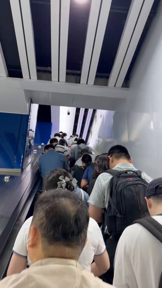 混雑すると必然的にエスカレーターの左側を空けなくなる上海。私はこれでいいと思う。 誰も文句言わない。
