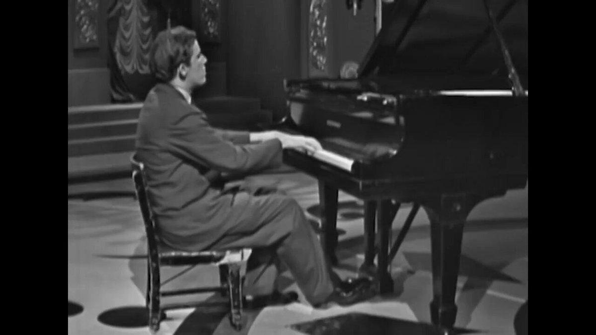 作曲家ショスタコーヴィチ(1906-75)と ピアニストのグレン・グールド(1932-82)は 今日9月25日が誕生日。 ショスタコーヴィチは今日で生誕120年。 グールドが参加した、ショスタコーヴィチ作曲のピアノ五重奏曲の演奏⇩ グールドは時折、右手でピアノを弾きながら、指揮するかのように左手を大きく振り動かす。 続き