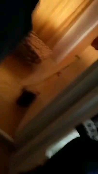 في أحد المجمعات السكنية المغلقة كانت كاميرات المراقبة تسجل كل شيء بهدوء وتؤرشف اللقطات تلقائياً دون أن يلاحظ أحد. ​وفجأة وبعد مرور عشر سنوات كاملة، كشفت مراجعة رقمية للأرشيف القديم عن زيارات ليلية متكررة وتحركات مريبة في أماكن حظر المرور! ​لحظة غير متوقعة لفتت أنظار المحللين، لتتفكك الخيوط وتنكشف هوية رجل وامرأة ارتبطا بعلاقة خفية طويلة الأمد خلف الأبواب المغلقة. ​برأيي أن هذا التسريب يثير صدمة كبيرة ويكشف كيف يمكن للأسرار أن تخرج إلى النور مهما طال عليها الزمن