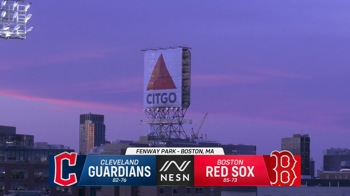 Just look at that baseball sky 😍 Is there a more beautiful place on earth than Fenway?