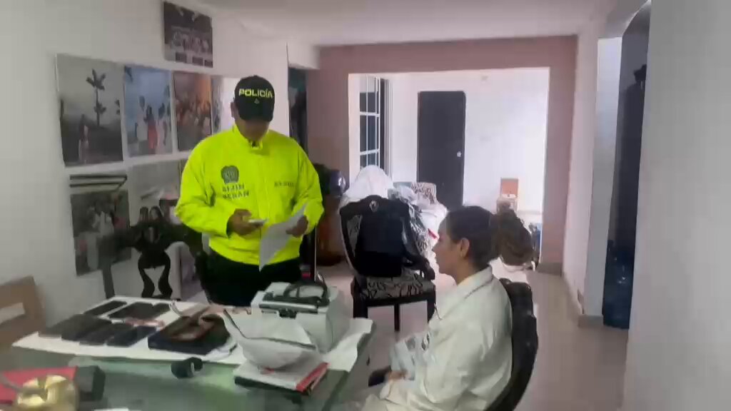 Momento exacto de la captura de alias Yolima, pareja de alias Pinocho, jefe de Los Pachenca, en un operativo de la Policía Antinarcóticos.