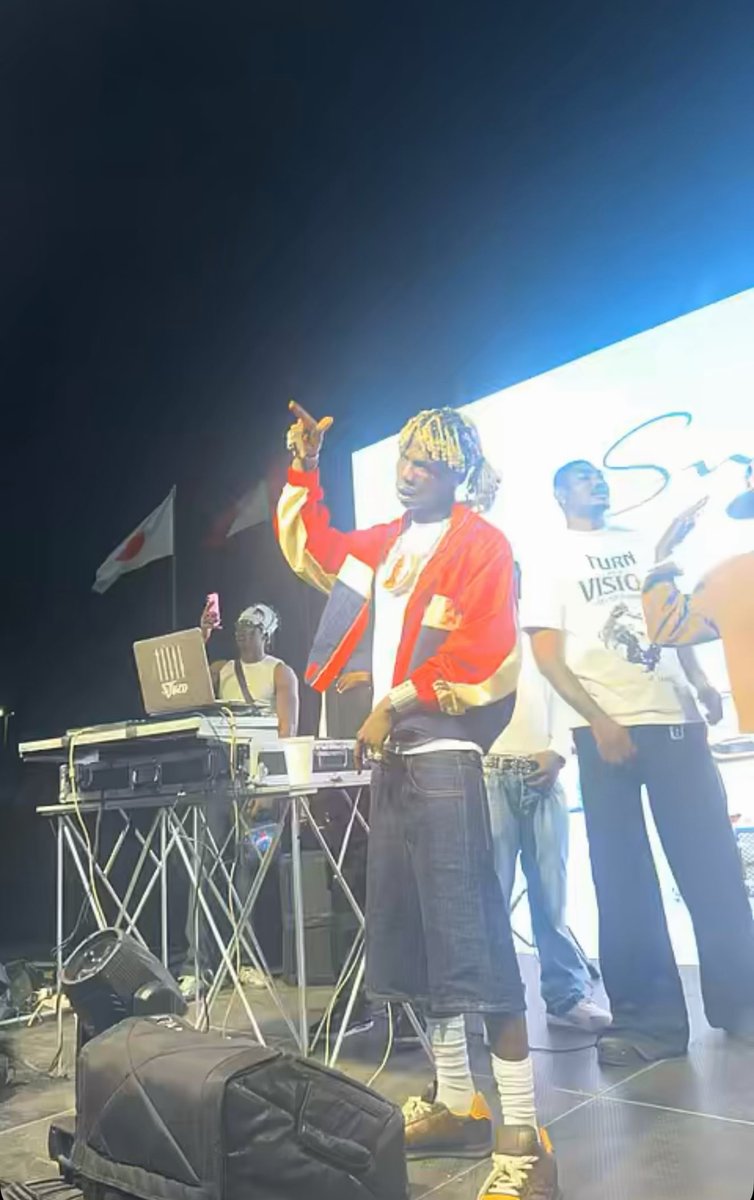 SEYI VIBEZ VIBING TO SONGS OFF THE SWAGUU ALBUM, “ILOME,” “DIAMONDS,” “GOD” AND “AKPAN AKPARI” AT HIS PARTY. 🤩🔥