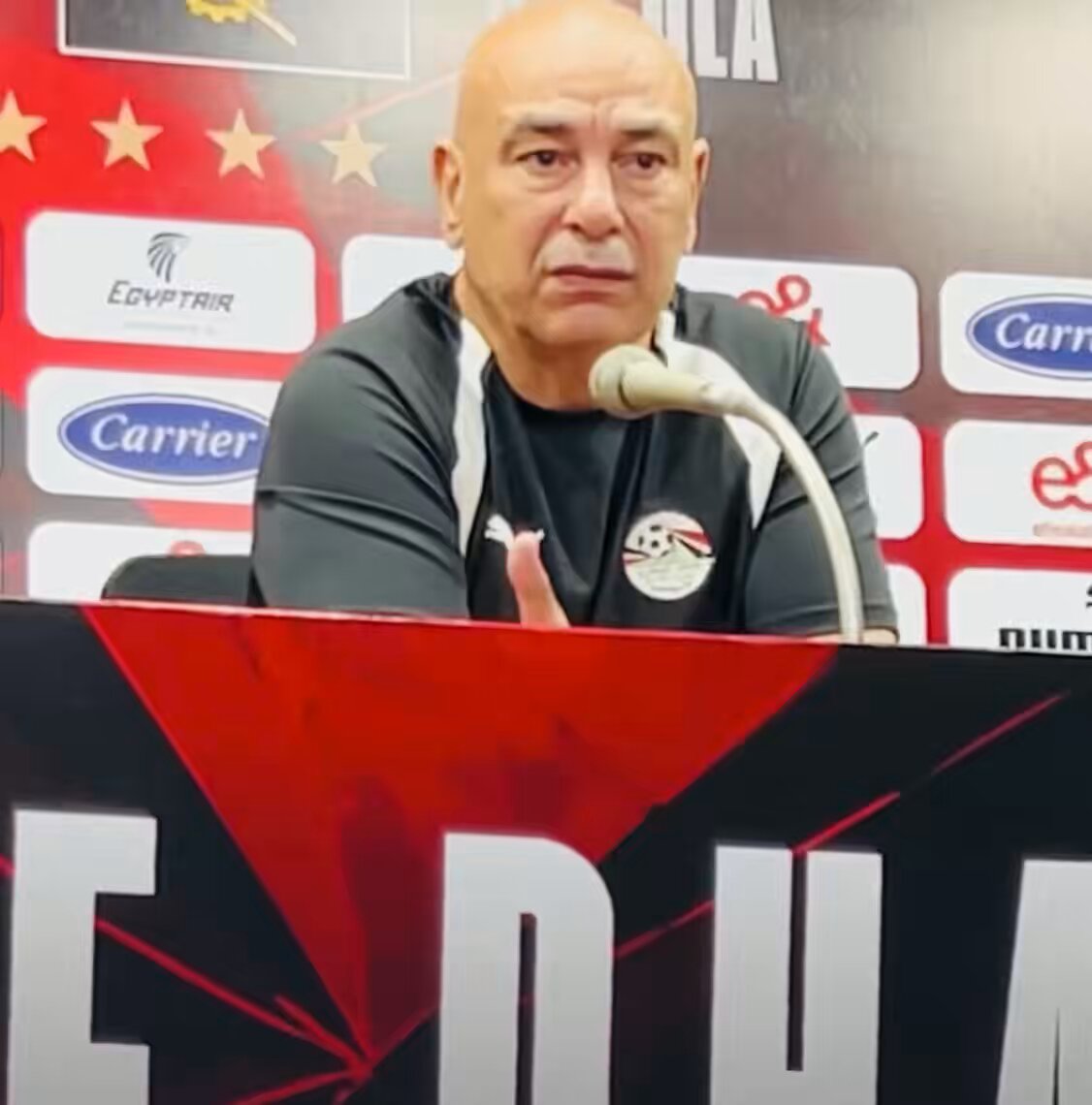 هذا ما حدث داخل معسكر منتخب مصر بعد كلام حسام حسن ضد الشناوي .. في المؤتمر .. 👇 🔴 أولا : حدث تواصل بين وائل جمعة مدير الكرة في الأهلي .. وإبراهيم حسن -،مدير جهاز منتخب مصر .. وتم التأكيد على غضب مسئولي الأهلي وإستياء الإدارة من تصريحات الكابتن حسام حسن بشأن محمد الشناوي . 🔴 ثانياً : بعد التواصل حدث أمرين غايةً في الأهمية :- الأول : إتصال ببرنامج اللعيب .. والإتفاق مع المذيع مهيب عبدالهادي بنقل تصريحات علي لسان حسام حسن .. يتبرر ما قاله .. وأن كلامه فُهماً خطأً مع تقديره للشناوي . الثاني : نشر بعض التصريحات مجهولة المصدر عن تحريف التصريحات .. وأن حسام حسن لم يقصد الإساءه للشناوي .. علي أمل لم الموضوع .. 🤔