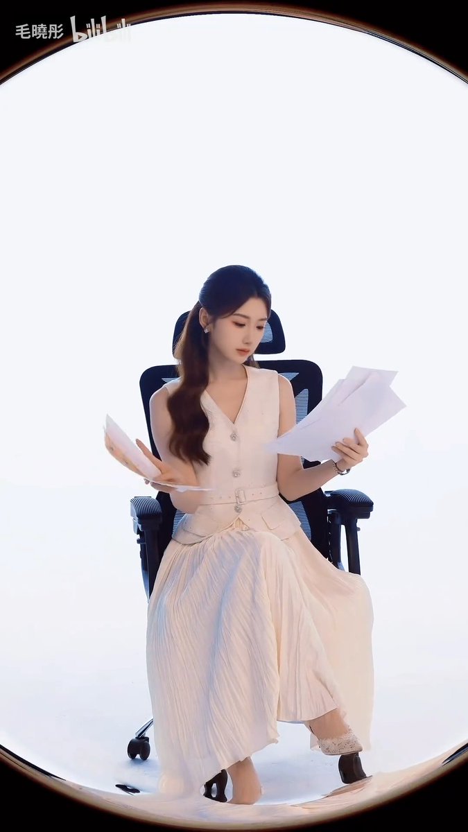 Chinese actress Mao Xiaotong did Soyeon’s 'I’m gonna TOESA' challenge, which is going viral in China right now. Nevies may remember her as one of the celebrity performers who shared a stage with Yuqi during the 2025 CCTV Spring Festival Gala.