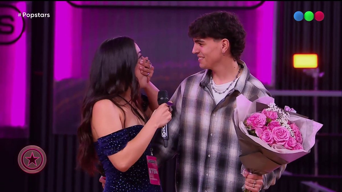 Puro romanticismo 💐 El novio de Magalí cayó con flores y ella cantó "Me Muero de Amor" a pura emoción 💘✨ ⭐ Mirá #Popstars en Telefe y Disney+ Latinoamérica