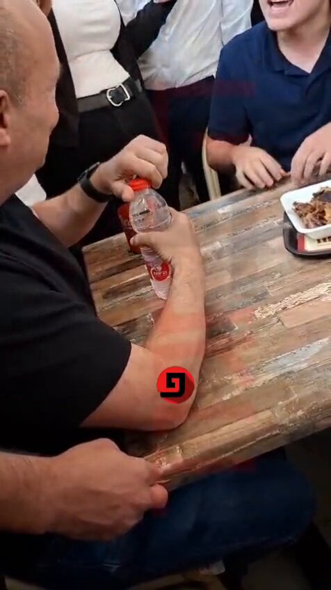 מנהיג טוב צריך לשמור על פאסון לא משנה מה. והערב, בנט כמעט מאבד את זה כשמישהו דתי כולה עוקץ אותו שלא בירך על המים. לא טוב