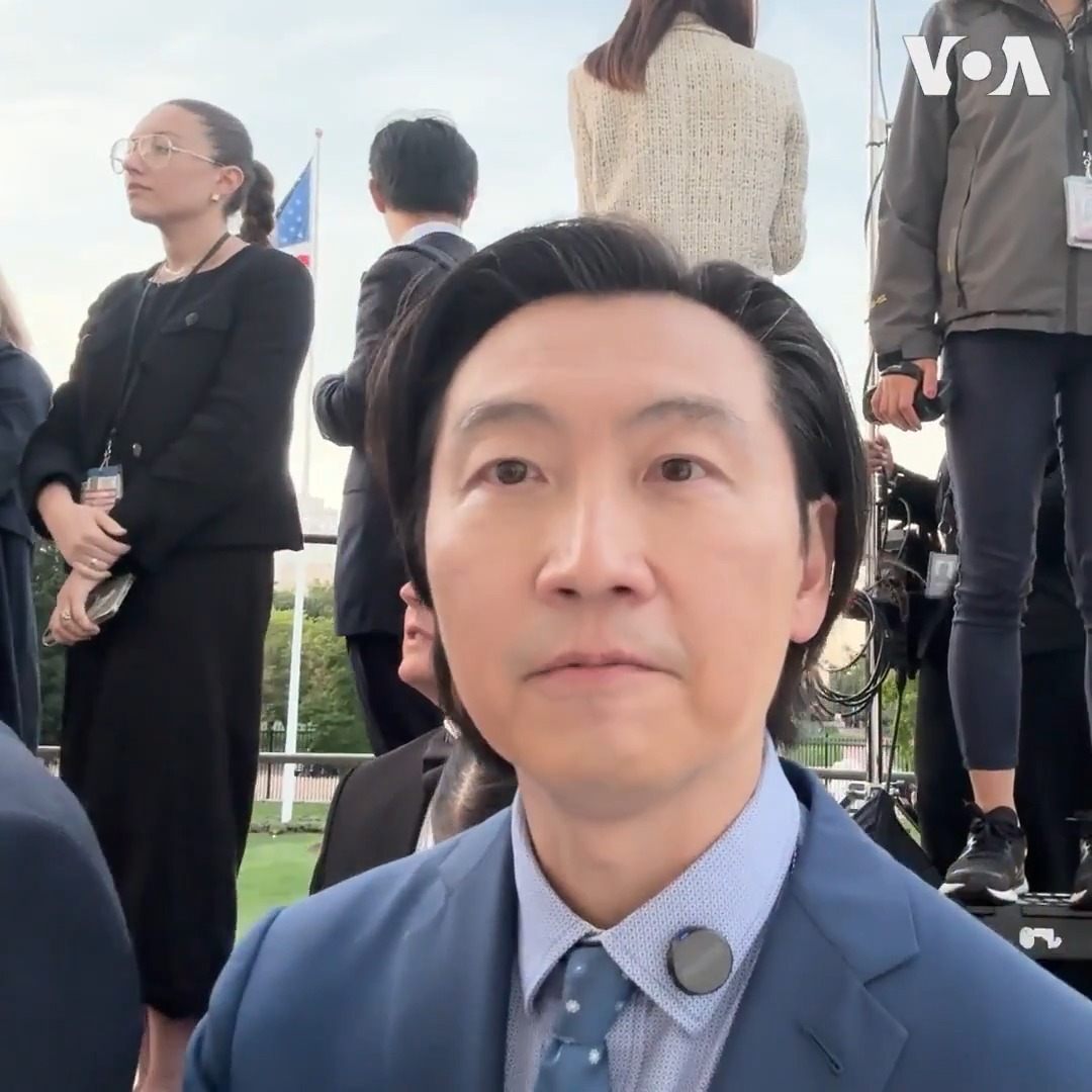 在中国主席习近平夫妇和宾客入场特朗普总统的国宴之际，白宫外有抗议人员高喊“Free Hong Kong” (自由香港)、“Free Tibet”(自由西藏)、“Keep Taiwan Free”(保持台湾自由)、“习近平你不受欢迎”等口号，宾客们在入场处可以清楚听到。美国之音记者黄耀毅从现场带来报道。 更多👉