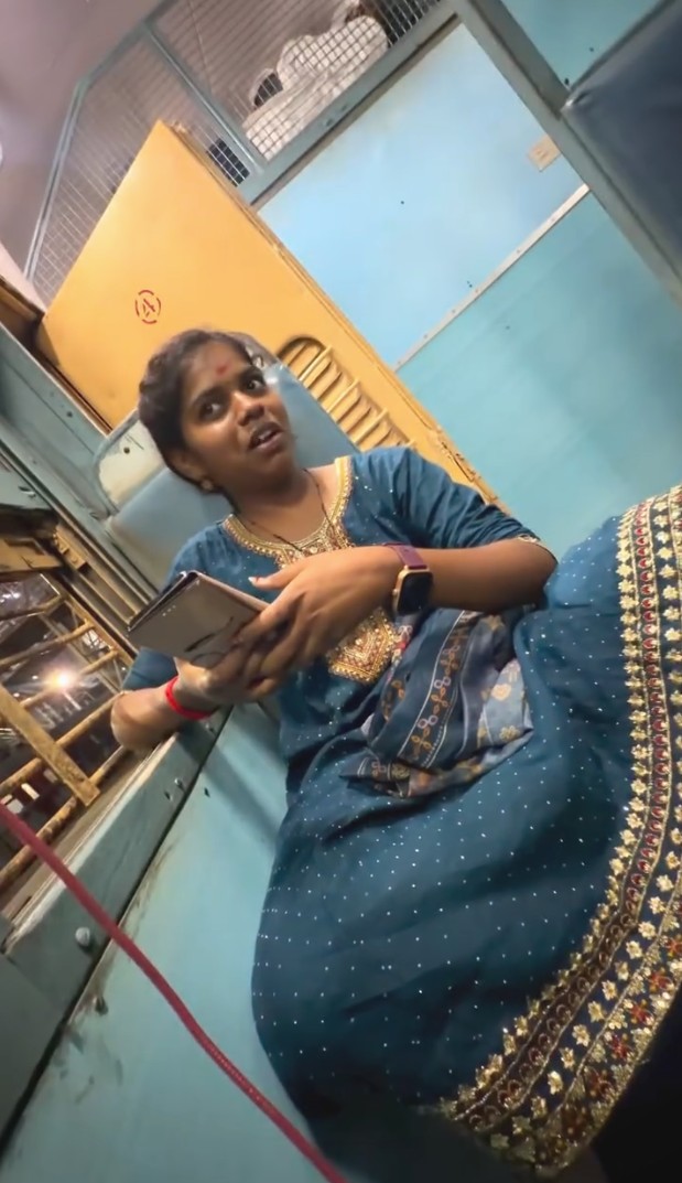 இந்த பொண்ணு உடனே ஓகே சொல்லும்னு யாரும் எதிர்பாக்கல. சுத்தி இருக்குற எல்லா பொண்ணுங்களும் பார்க்க வந்துட்டாங்க 😍🥰❤️