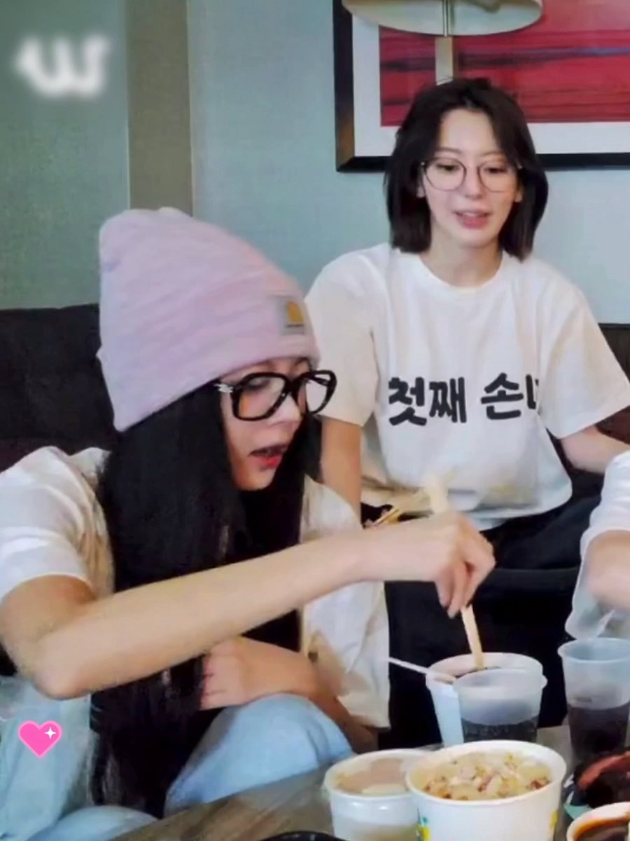 260925 위버스라이브 🐈 갈비는 뭔가 맛있는 건 아는데 먹는 게 너무 귀찮아서 못 먹겠어 🐈‍⬛ 으휴 으휴 •᷅ ʚ •᷄ 🐈 잘라주면 먹을래 🐈‍⬛ 자! 먹어봐 맛있어! 🐈 역시! oh~~ 🐈‍⬛ 맛있지?