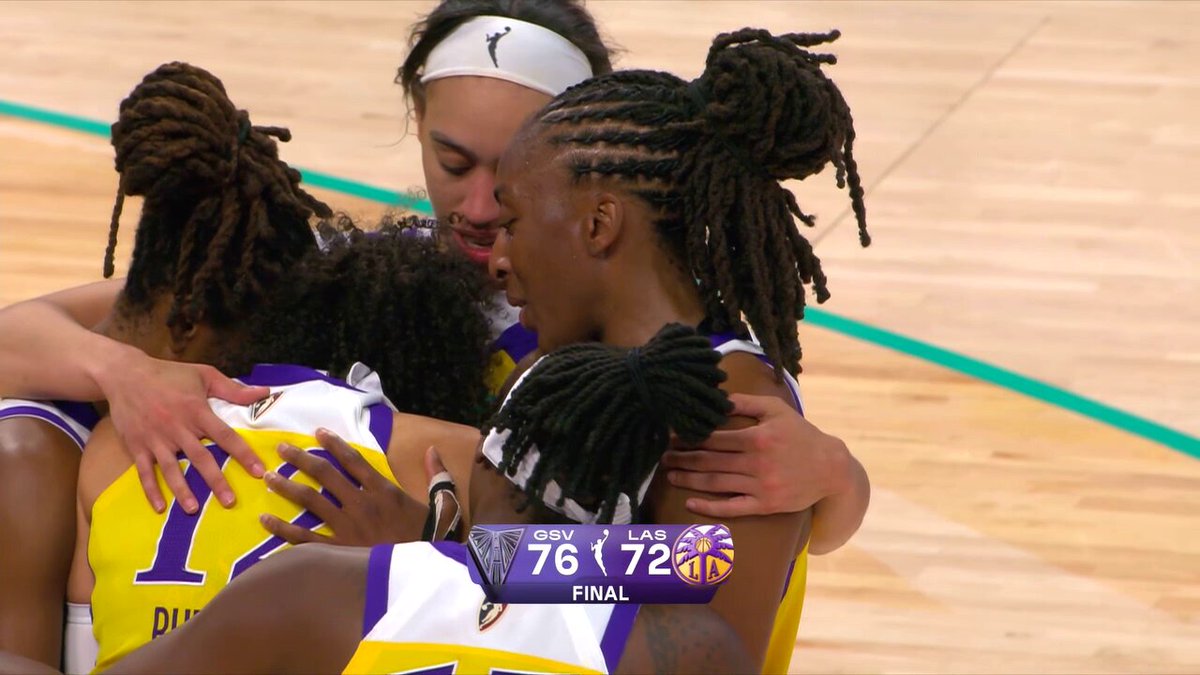 Nneka Ogwumike shares one final moment on the court with her teammates