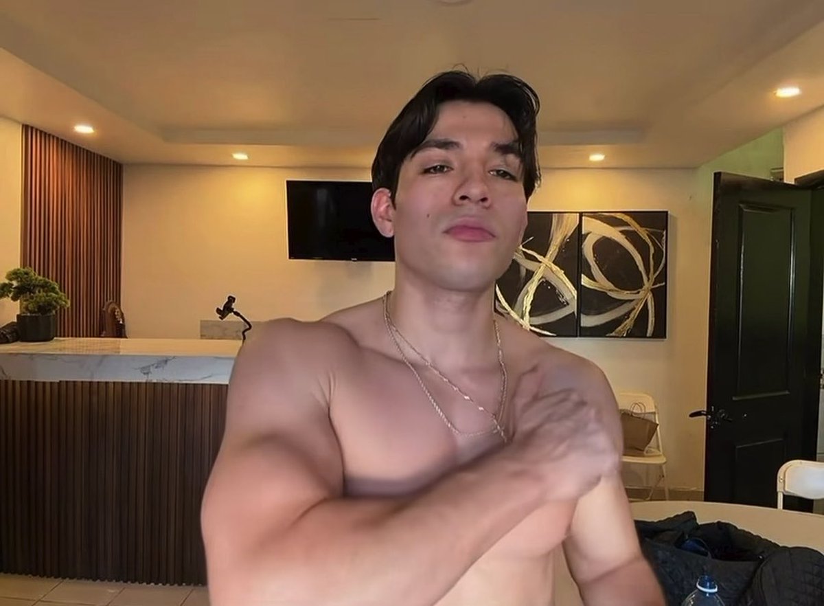 Chris Rincon con esos brazos debe asfixiar y ahorcar delicioso, mientras te cachetea, te escupe en la cara, llenándote de su saliva espesa 😈 #porno #morboso #hot #gay #men #chrisrincon #fetiche