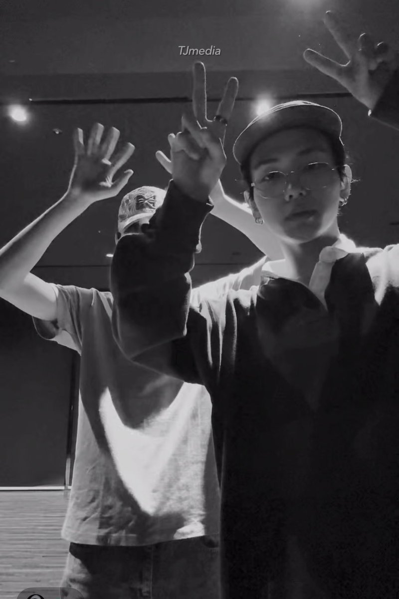 탯재 노래방 라이브 00:00 00:20 Shut Down 02:36 불장난 03:04 비 오는 날 듣기 좋은 노래 07:12 사랑을 했다 09:45 BEST FRIEND 12:36 Y 13:09 집에 가지마 16:28 이리오너라 17:42 붉은 노을 + 19:40 풋살 토크 (스트라이커♡미드필더) 20:27 Bo Peep Bo Peep 21:03 Heartbreaker 22:33 I LOVE YOU 26:28 Sorry 29:04 青と夏