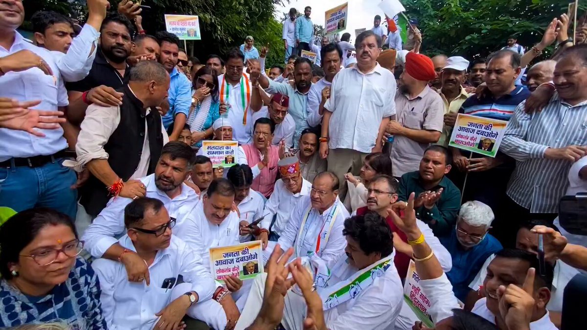 वोट चोर कहा मिलेंगे - बीजेपी के दफ्तर में! राष्ट्रद्रोही कहा मिलेंगे - बीजेपी के दफ्तर में! ज्ञानेश कुमार के खिलाफ देहरादून में कांग्रेस का प्रदर्शन।