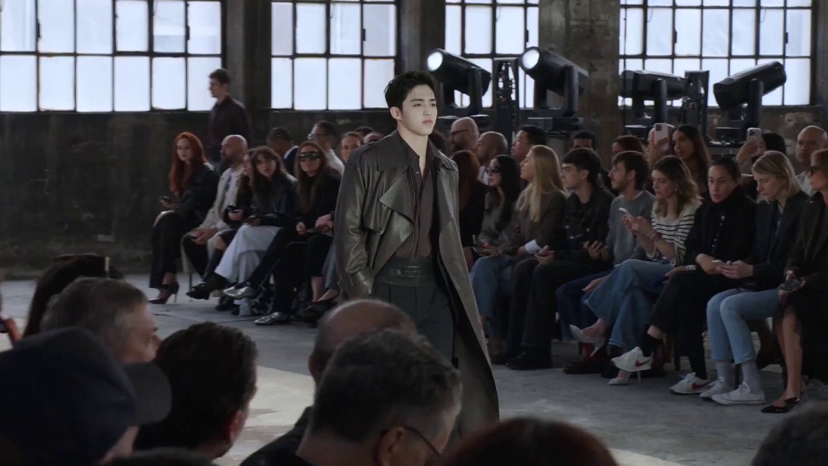 this moment was so iconic i will never forget when every carat outside the venue screamed in surprise as soon as we realized cheol was walking the runway