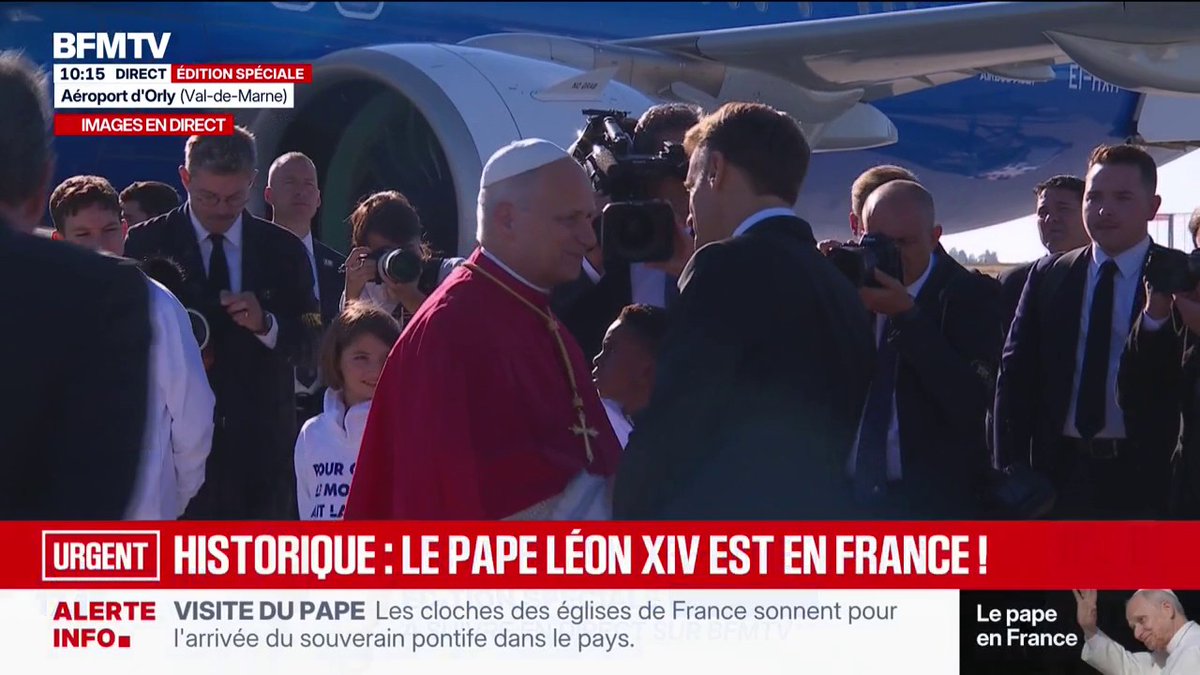 🇫🇷🇻🇦✝️ FLASH | Le pape Léon XIV a été accueilli par Emmanuel Macron à sa descente de l’avion, à son arrivée en France.