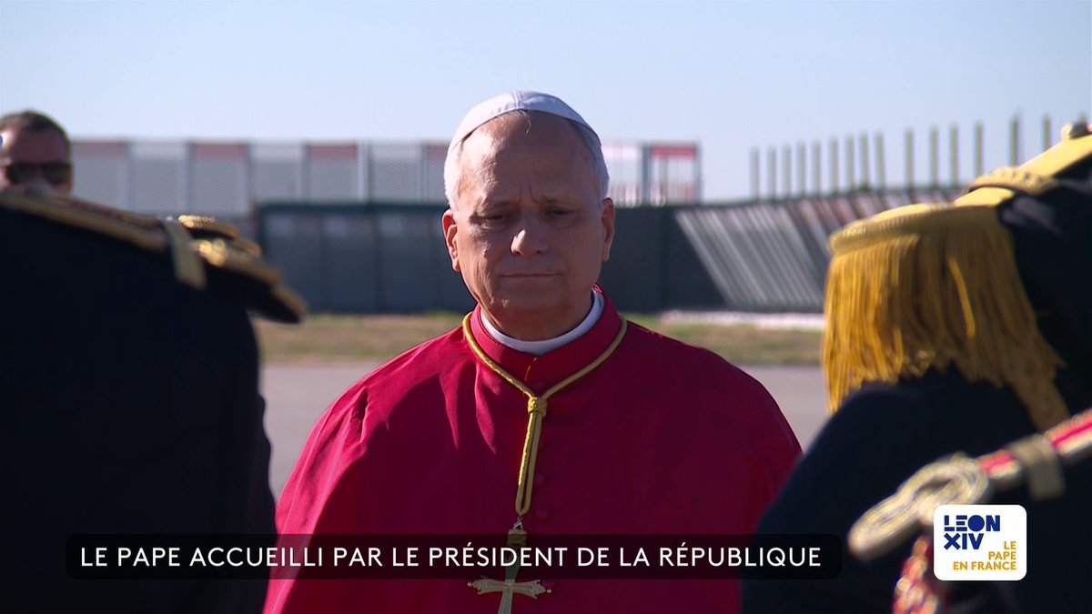 🔴 Léon XIV est arrivé sur le sol français. Le couple présidentiel Emmanuel et Brigitte Macron était là pour l'accueillir. La Garde républicaine a joué "La Marseillaise" pour le souverain pontif et le président de la République. #canal16