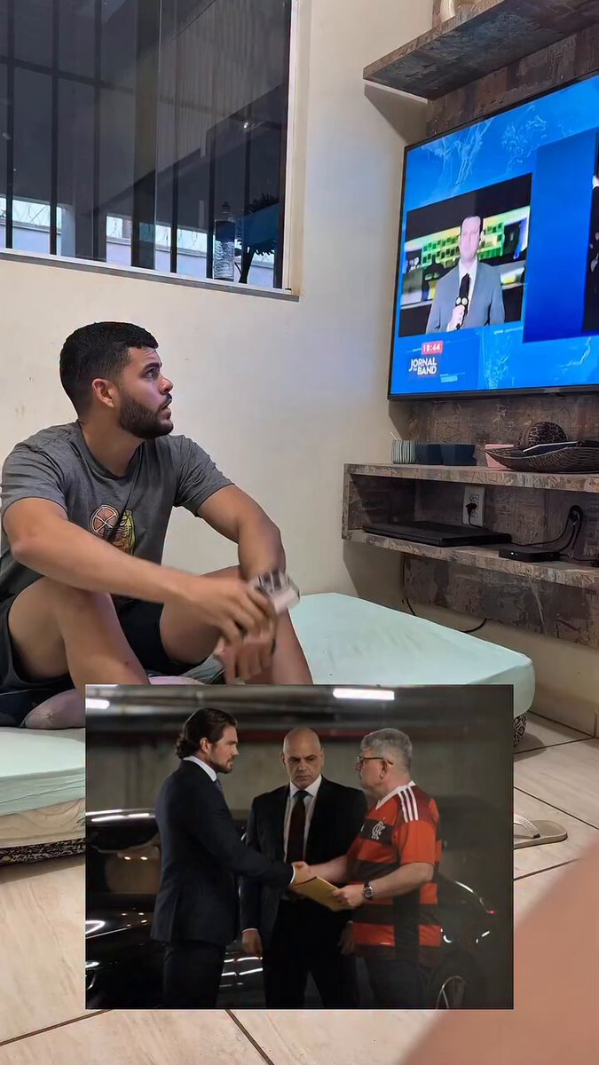 🚨TROLAGEM: Filho trola o próprio pai com montagem de reportagem na TV. Essa camiseta do Flamengo nunca me enganou.