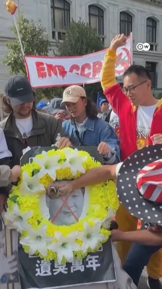 中国国家主席习近平展开访美行程之际,抗议者聚集华盛顿街头。有人装扮成小熊维尼、高喊“习近平下台”“逮捕习近平”等口号,示威者以标语、讽刺装扮和行动艺术表达对中国政治与人权议题的不满。