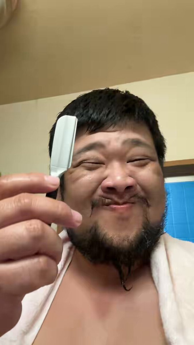 放置された髭をワンパンで髭剃りする動画