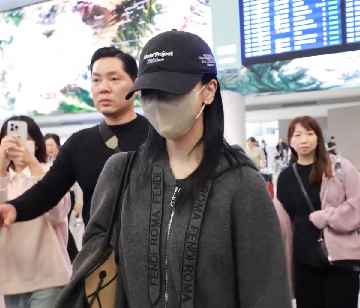 MINA has arrived back in Korea from Milan Fashion Week after the FENDI show.